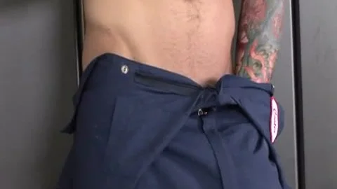 Kenya Tugging penis